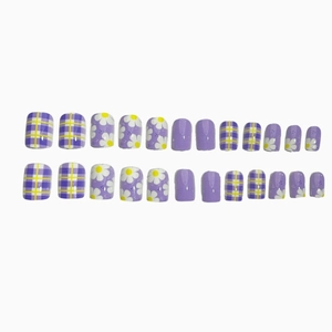 Set di unghie finte a quadri viola e gialli con margherite bianche e punte quadrate