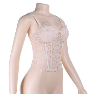 Gros plan sur un haut corset en dentelle rose pâle avec motifs floraux et baleines