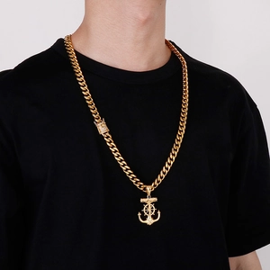 Collier gourmette dorée pour homme avec pendentif ancre et gouvernail sur mannequin