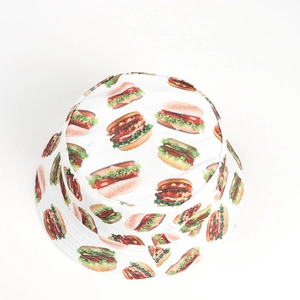 Détail du chapeau bob blanc avec imprimé hamburger sur un tissu en sergé de coton