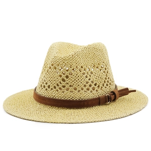 Détail d'un chapeau de soleil en raphia avec bande en cuir marron et boucle en métal