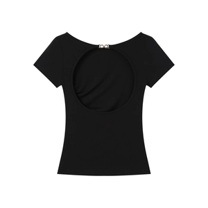 Détail du design dos nu avec boucle métallique et gravure de logo sur un T-shirt noir