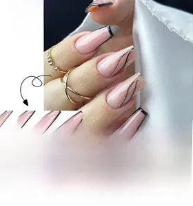 Faux ongles courts trapézoïdaux avec bouts noirs minimalistes et lignes dorées scintillantes