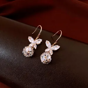Boucles d'oreilles papillon dorées avec zircons et pendentifs en cristal étincelants