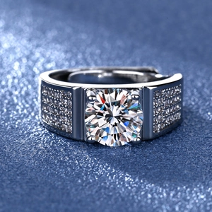 Macro d'une bague pour homme en argent avec une grande pierre centrale et pavé de diamants