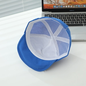 Détail de l'intérieur de la casquette bébé avec doublure en mesh blanc et coutures