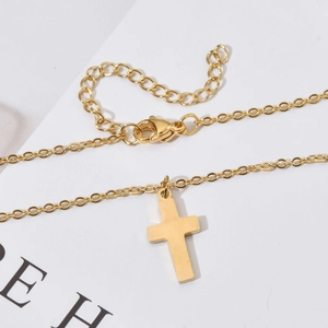 Détail du pendentif croix en acier inoxydable plaqué or 18K avec chaîne et fermoir réglables