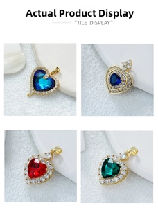 Détail de quatre pendentifs cœur plaqués or avec bordure en zircons cubiques colorés