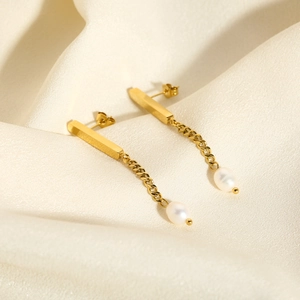Elegante goldene Tropfenohrringe mit Edelstahlketten und weißen Naturperlen für Damen