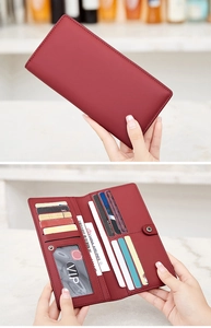 Vue détaillée du portefeuille long rouge avec fentes pour cartes et protection RFID