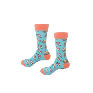 Détails de chaussettes bleu clair avec accents orange et motifs de nourriture colorés