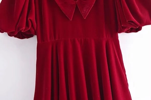 Détails de la robe en velours rouge avec manches bouffantes et col à revers
