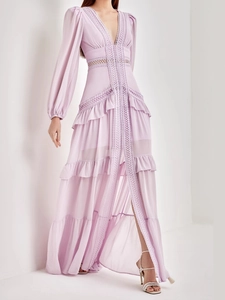 Elegantes lavendelfarbenes V-Ausschnitt Kleid mit Spitzenpatchwork und Laternenärmeln