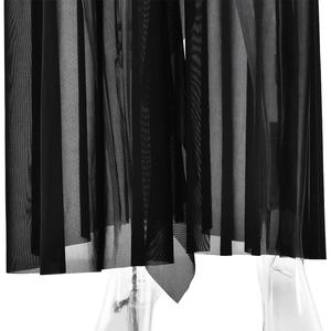 Détail du tissu en maille noire transparente avec texture délicate et ourlet drapé
