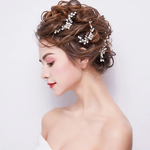 Vista dettagliata della forcina con perle da sposa su un elegante acconciatura intrecciata