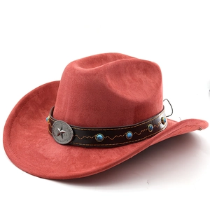 Détail du chapeau de cowboy en daim rouge avec concho étoile et perles turquoise