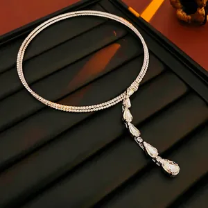 Choker élégant à deux couches en zircon avec glands de cristaux en goutte d'eau argentée
