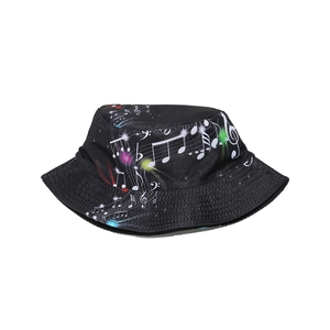Détail d'un bob musical avec portées blanches et motifs de notes colorées