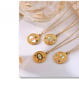 Détail de quatre colliers Evil Eye dorés avec émail coloré et accents de strass