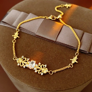 Dettaglio bracciale iris dorato con zirconi su scatola di velluto marrone di lusso