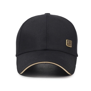 Herren Baseballkappe in Schwarz mit Goldrand und chinesischem Metallemblem