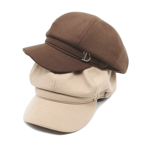 Vintage newsboy caps in brown and beige wool with a metallic D detail decoration