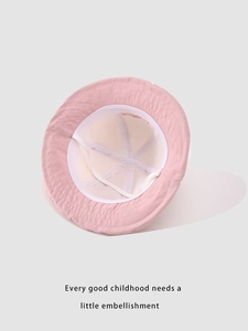 Vista interna del cappello da sole rosa per neonati con fodera morbida e laccetto bianco