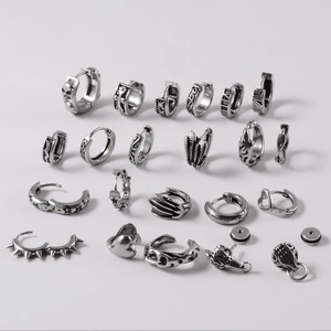 Collection de boucles d'oreilles en acier argenté avec motifs de crâne, cœur et étoile