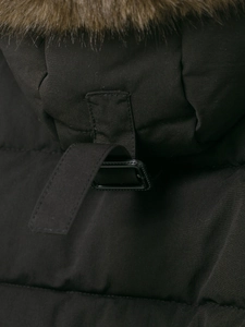 Détail de la boucle de capuche réglable et du col en fausse fourrure brune sur la parka noire