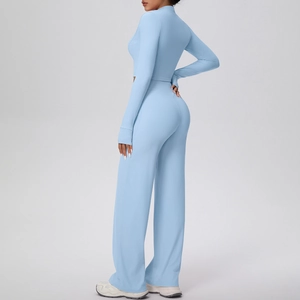 Détail d'un ensemble de yoga bleu clair avec haut court manches longues et pantalon large