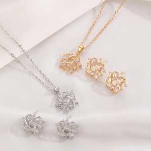Detailansicht der Gold- und Silberschmucksets mit Schneeflocken auf elegantem weißem Seidenstoff