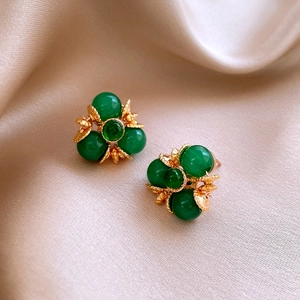 Boucles d'oreilles fleurs dorées vintage avec perles vertes sur fond de soie