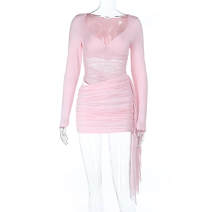 Detalle de un vestido rosa de manga larga con inserciones de malla y drapeado asimétrico