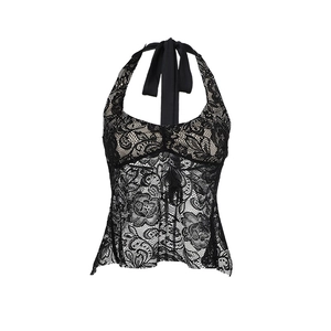 Détail rapproché du haut licou en dentelle noire montrant la broderie et la texture