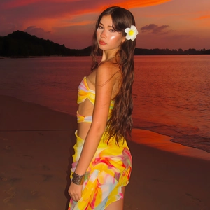 Gros plan sur le tissu à fleurs jaune vif avec des motifs aquarelle pour robe de plage