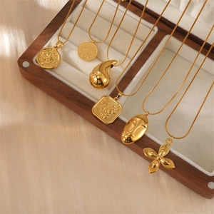 Set di sei collane in acciaio inossidabile placcate oro 18K con ciondoli geometrici