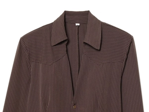 Dettaglio del colletto della camicia a righe marroni e delle spalline imbottite