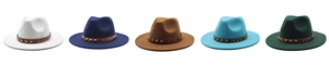 Détail de chapeaux fedora en laine en cinq couleurs avec bande en cuir et rivets en métal