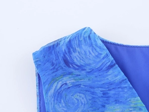 Dettaglio della cucitura della spalla sull'abito in organza con stampa motivo galassia