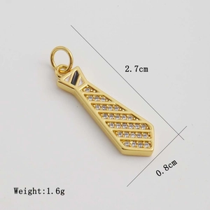 Vue détaillée d'un pendentif cravate de 2,7 cm avec zircones et détails en émail noir