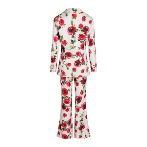 Vue arrière de l'ensemble tailleur blanc élégant avec imprimé roses et pantalon large