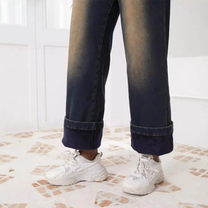 Jeans vintage donna a vita alta con gamba dritta, risvolto e sneakers bianche