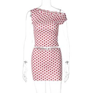 Détail de l'ensemble deux pièces blanc à pois rouges avec haut court et jupe moulante