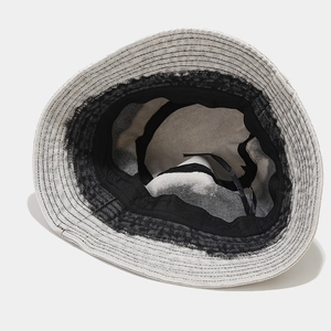 Détail d'un chapeau bob en jean avec cordon de serrage réglable et bandeau interne