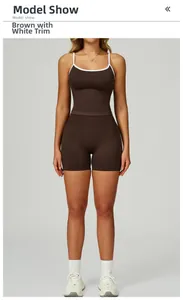 Détail de l'ensemble de yoga café avec caraco bordé de blanc et short de fitness sans couture