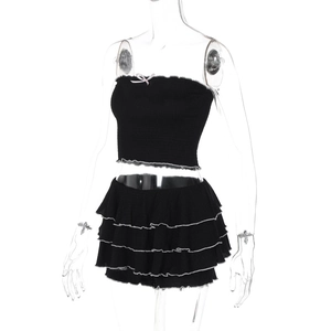 Détail de l'ensemble haut bustier côtelé noir et jupe à volants sur un mannequin