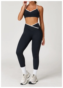 Detail van hoge taille yogaset met contrasterende bies en V-vormige gekruiste tailleband