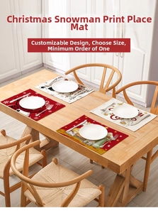 Vue détaillée de sets de table de Noël en lin avec motifs renne et bonhomme de neige