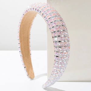 Vue détaillée d'un serre-tête rembourré avec strass roses et argentés sur grille