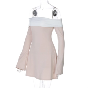 Détail de la mini-robe à épaules dénudées rose et blanche avec manches longues en tricot
